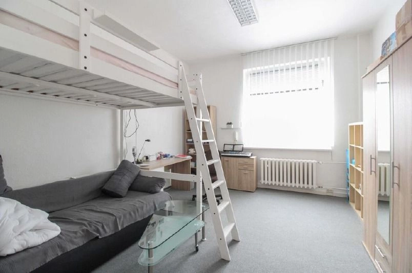 Studentenzimmer mit Hochbett im Wohnhaus Halberstadt