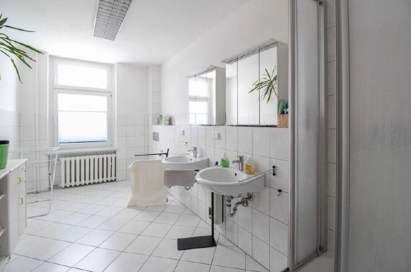 Gemeinschaftsbadezimmer im Studentenwohnheim Halberstadt